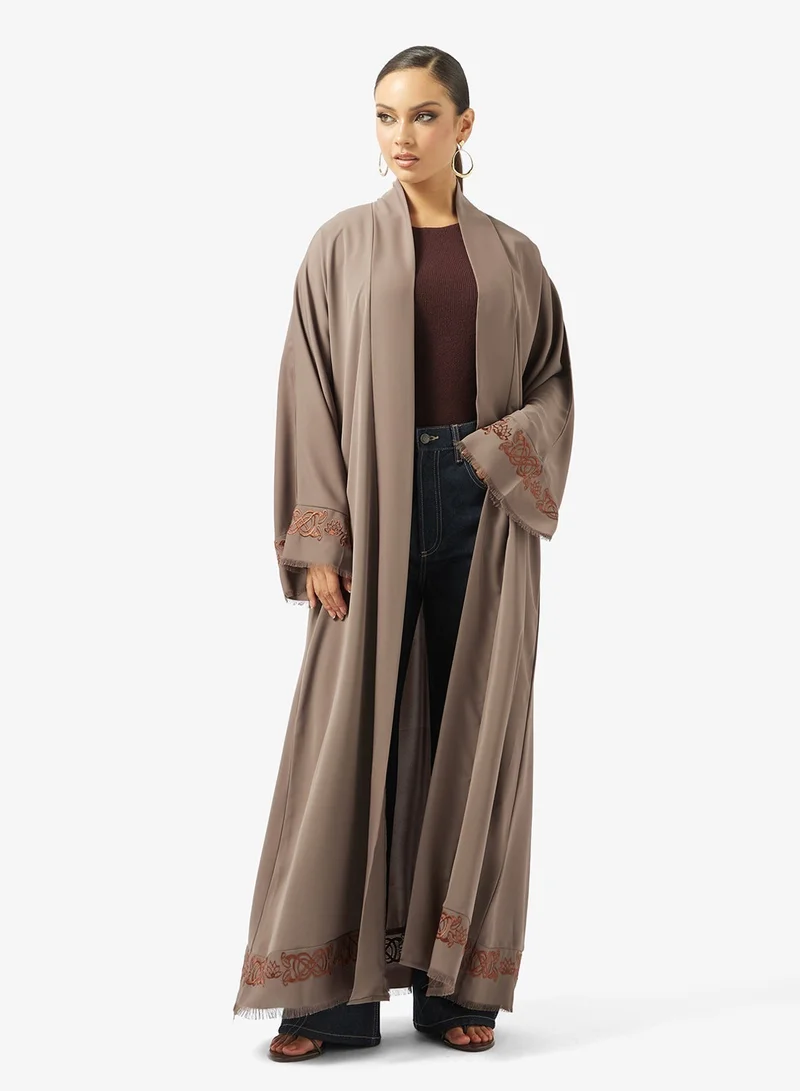 هيا كلوزيت عباية مفتوحة مطرزة ومزينة بياقة عالية